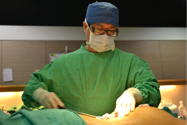 自體脂肪填充中的抽脂痛嗎？