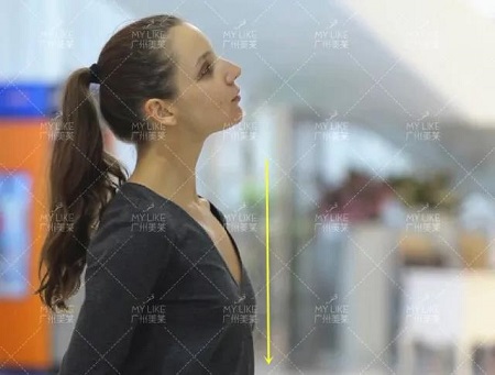 她擁有超性感蜜桃臀，17歲走秀成名，卻因?yàn)樾厥茿杯被…