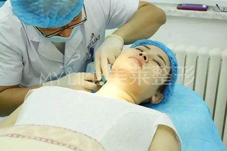 喬妹臉崩了？頸紋真可怕！